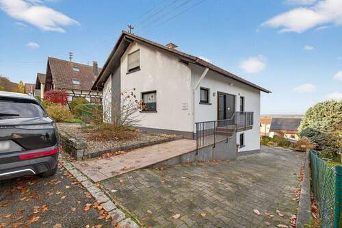 Hausansicht Ost - Wohnen am Waldrand - Großzügiges Haus mit Einliegerwohnung und Potenzial