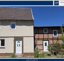 Doppelhaushälfte, die einer Sanierung bedarf, mit Anbau - Meinhard / Jestädt