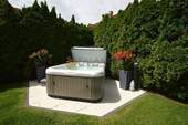 toll eingewachsener Whirlpool - 