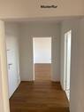 Musterflur mit weiß angelegten Wänden und braunem Vinyl-Designboden in Holzoptik - Etagenwohnung mit 60,60 m&sup2; in Darmstadt zur Miete