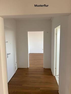 Musterflur mit weiß angelegten Wänden und braunem Vinyl-Designboden in Holzoptik - Etagenwohnung mit 60,60 m&sup2; in Darmstadt zur Miete