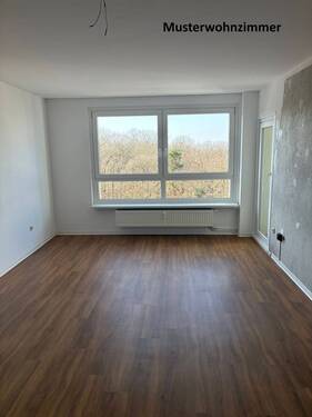 Musterwohnzimmer mit tapetenfreien bzw. weiß angelegten Wänden, braunem Vinyl-Designboden und Zugang zum Balkon - 