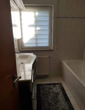 Bad mit Badewanne & Dusche - 