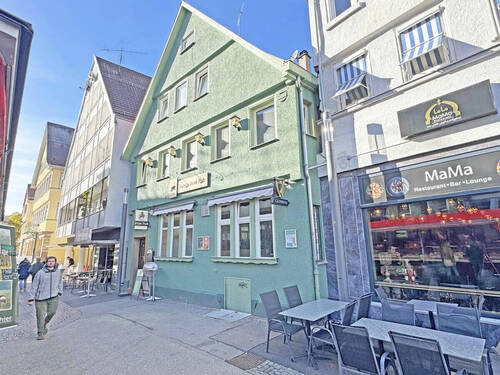 Gebäudeansicht - 6 Zimmer Mehrfamilienhaus, Wohnhaus in Reutlingen
