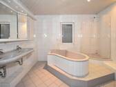 Badezimmer mit Wanne & Dusche - 