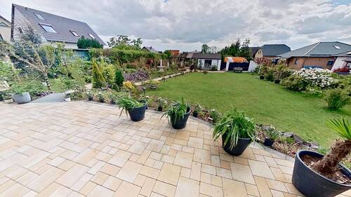 Blick von der Terrasse auf das Grundstück - 