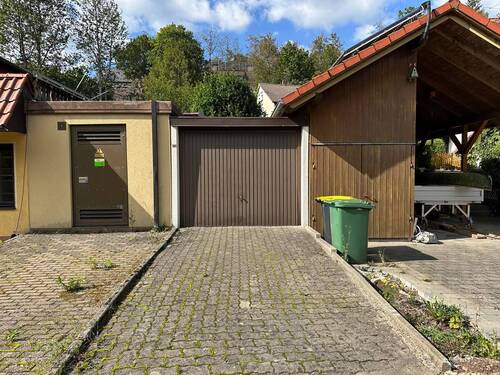Garage und Stellplatz - 