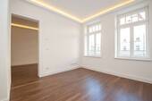 Zimmer - Genial! Dunkles Parkett + Balkon + Fußbodenheizung + LED-Licht + Wanne & Dusche + Übernahme EBK mgl.
