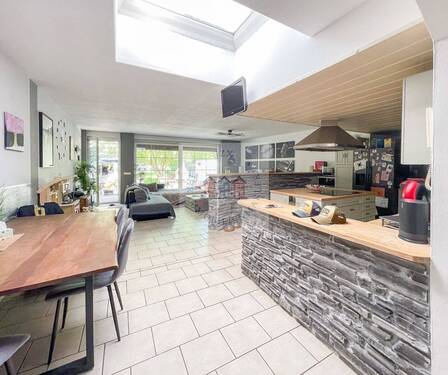 Blick Wohnküche zur Terrasse - 7 Zimmer Reihenmittelhaus zum Kaufen in Bad Schmiedeberg