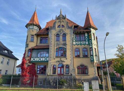 Außenansicht - Ehrwürdiges Gebäude modernste Ausstattung - All-in-Miete