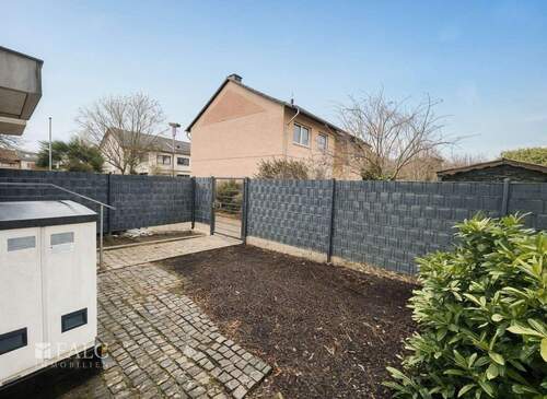 Vorgarten - 4 Zimmer Reihenendhaus in Niederkassel