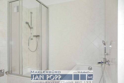 Bad mit Wanne und Dusche - 