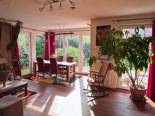 Wohnzimmer mit Wintergarten - 8 Zimmer Einfamilienhaus zum Kaufen in Bad Bramstedt