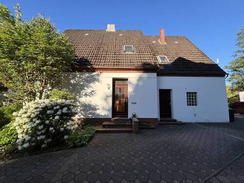 Seitenansicht - Charmantes Ein-Zweifamilienhaus mit großem Garten in Bremen-Schönebeck - viel Potenzial!