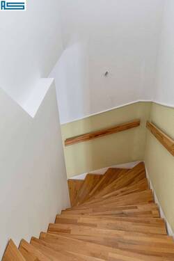 Treppenhaus ins Obergeschoss - 