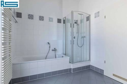 Bad mit Wanne, Dusche und... - 