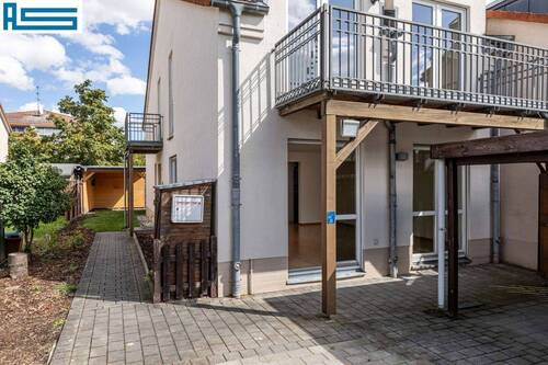 Blick ins Wohnzimmer, rechts Carport - 4 Zimmer Doppelhaushälfte in Hönow-Hoppegarten