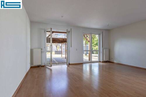 Wohnzimmer mit Zugang nach Draußen - 