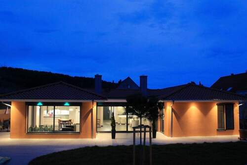 Ansicht bei Dämmerung - 5 Zimmer Bungalow in Hinzweiler