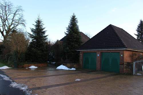 Bild 1 - Platz für Generationen! Großzügiges Einfamilienhaus mit Einliegerwohnung, Doppelgarage, Carport und großem Garten in 26835 Holtland