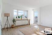 Wohnzimmer mit Balkon - 4 Zimmer Etagenwohnung zum Kaufen in Ingolstadt