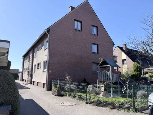 Hausansicht - Solides Mehrfamilienhaus mit 6 Wohnungen in fantastischer Wohnlage von Stuhr zum 'Schnäppchenpreis'