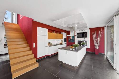 Blick in die Küche vom Essbereich aus - 