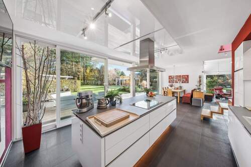 Küche mit Blickrichtung Garten und Essbereich - 