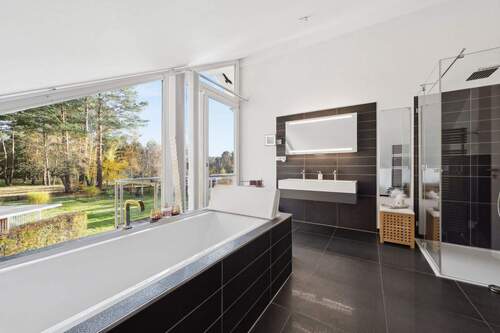 En Suite Badezimmer - Blick zum Garten - 