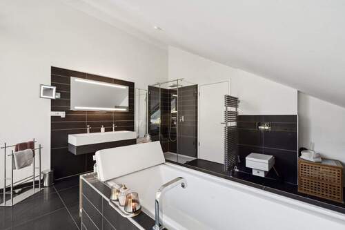 En Suite Badezimmer - Blick zur Tür - 