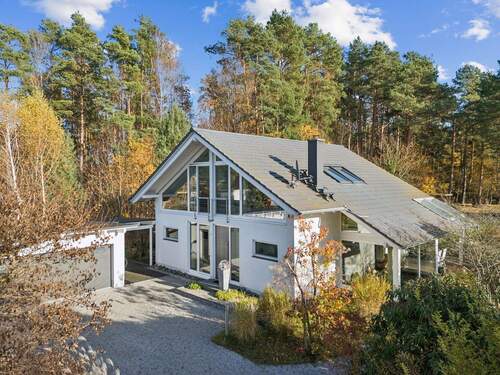 Haus vom Eingangstor aus gesehen - 