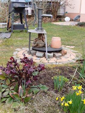 Garten mit Handschwengelpumpe - 