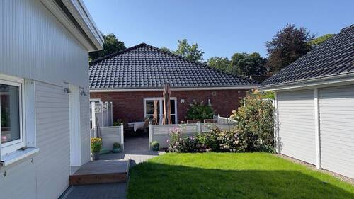  Titel Haus Aussenansicht.jpg - Besonderes Angebot: Bungalow 2018, ca. 124 qm Wfl. (Ausbaureserve) auf 1111 qm Grund,mit Nebengebäuden (Werkstatt und CarportGarage), 3 Terrassen