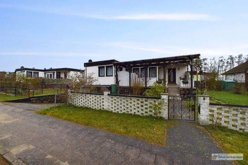 Grundstück mit Objekt - Ruhig gelegenes Haus im Bungalowstil mit Garage