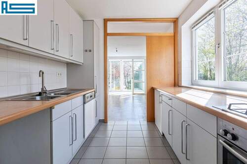 Blick ins Wohnzimmer und ins Grüne - 