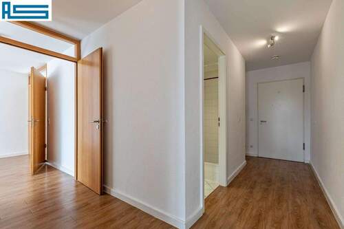 Wohnzimmer links, Eingang rechts - 