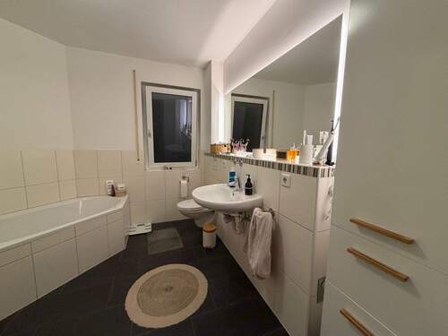 Badezimmer mit Eckbadewanne - Etagenwohnung mit 81,00 m&sup2; in Herzogenaurach zur Miete
