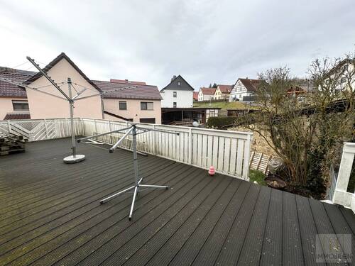 OG –Terrasse auf der Garage mit Treppe in den Garten - 