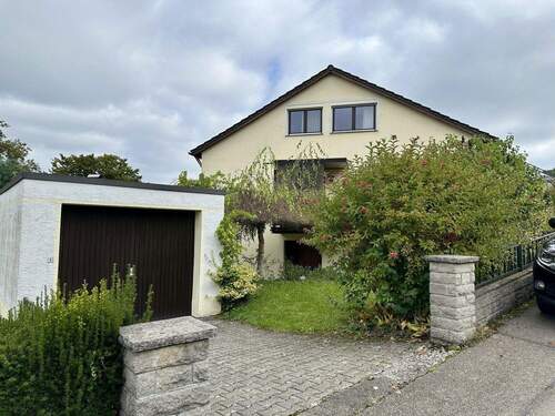 Hausansicht - Charmante DHH in Hanglage - helle, großzügige Räume & Einliegerwohnung