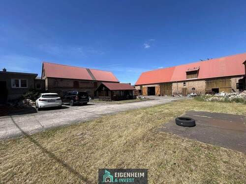 Innenhof mit Stallungen - Idyllischer Vierseitenhof mit Stallungen, Scheune und weitläufigem Grundstück