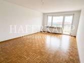 Wohnzimmer mit Balkon - 3 Zimmer Etagenwohnung zum Kaufen in Hannover