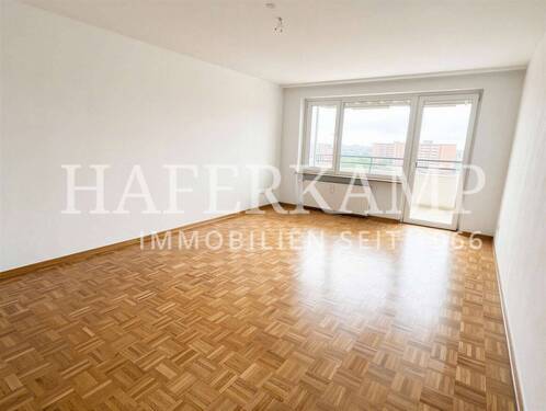 Wohnzimmer mit Balkon - 3 Zimmer Etagenwohnung zum Kaufen in Hannover