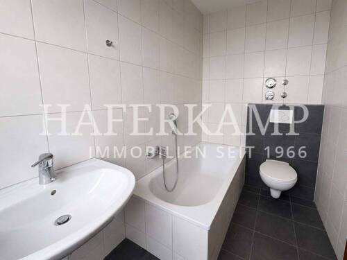 Badezimmer mit Fenster - 