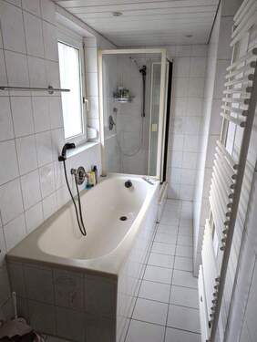 Bad EG mit Badewanne und Dusch - 8 Zimmer Einfamilienhaus in Esslingen am Neckar (Oberesslingen)