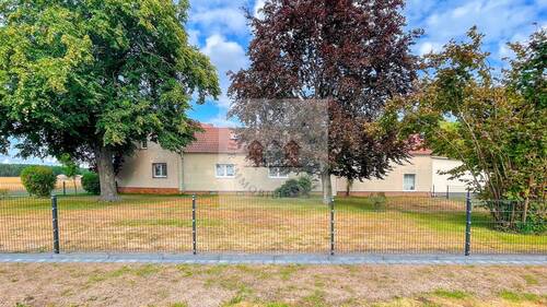 Garten mit neuem Zaun - 