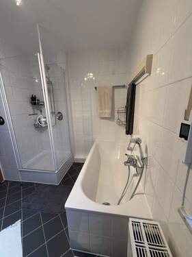 Bad mit Badewanne und Dusche - 