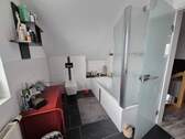 Großes Bad mit Wanne - 