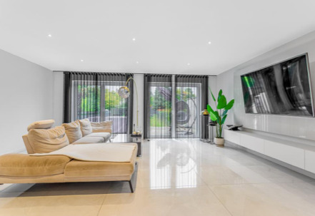 Wohnzimmer mit Terrasse - Immobilien Richter: Stilvolles Familienglück in moderner Doppelhaushälfte von Grevenbroich