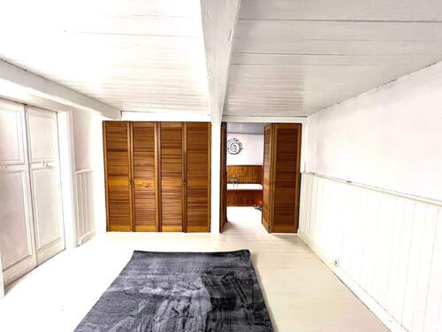 Schlafzimmer mit Blick auf Bad.jpg - 