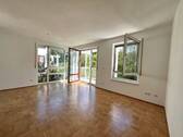 Heller Wohnbereich mit Parkett - 2 Zimmer Etagenwohnung in München